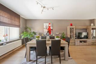 Soms voel je het meteen: dit is thuiskomen.<br /><br />148 m² woonruimte, een zuidgericht terras van 20 m², en zowel het station als het bruisende centrum van Lokeren op wandelafstand. Deze royale duplex brengt ruimte, licht en comfort samen in een rustige, kleinschalige residentie.<br /><br />Binnen valt je oog meteen op de lichtrijke leefruimte met parketvloer: open, warm, en gemaakt om in te leven. De volledig ingerichte keuken sluit er naadloos op aan. En vanuit de leefruimte stap je zo het afgesloten zonneterras op: jouw eigen plek om in alle privacy van de zon te genieten.<br /><br />Op deze verdieping vind je ook een extra kamer. Bureau, hobbyruimte of vierde slaapkamer, jij kiest.<br />Een verdieping hoger liggen drie volwaardige slaapkamers. De badkamer heeft zowel een ligbad als een douche, dus 's ochtends hoeft niemand te wachten. En in de kelder heb je nog een privatieve berging van 12 m² voor wie graag wat extra opbergruimte heeft.<br /><br />Energiezuinig wonen zonder verrassingen, met een EPC-label B.<br /><br />Het appartement is momenteel verhuurd aan €1.100/maand. <br /><br />Kortom: ruimte, een toplocatie én flexibiliteit in één.<br /><br />Zin in een bezoek? Bel 03 23 23 140 of mail sam@woonvast.be