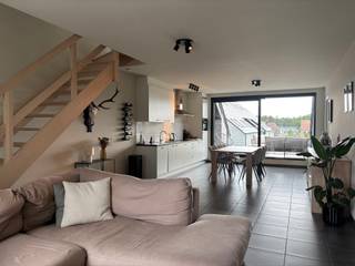 <strong>Recent afgewerkt en energiezuinig BEN-appartement in het centrum van Kasterlee.</strong><br /><br />Het appartement maakt deel uit van het stijlvolle project Marni. De ligging is perfect! Op wandelafstand van de markt, winkels, terrasjes en restaurants. De sportvelden van Duineneind liggen aan de overkant van de straat en ook de uitgestrekte bossen liggen om de hoek.<br /><br />Dit grote duplex-appartement heeft een zeer royale leefruimte met een klein terras aan de straatzijde en een prachtig zonneterras aan de achterkant. Er is een open keuken met kasten en ingebouwde toestellen. Bij de inkomhal is er een wasplaats met aansluiting voor de wasmachine.<br />Achteraan is er een eerste mooie slaapkamer en een gastentoilet.<br /><br />Op de verdieping is er een overloop (eventueel voor een bureau), de hoofdslaapkamer en de badkamer met douche en toilet.<br /><br />Er is vloerverwarming in het ganse appartement en de bewoner kan gebruik maken van eigen zonnepanelen. <br />Bij dit appartement hoort een ondergrondse parkeerplaats en een eigen privatieve kelderberging.
