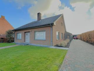 Nabij het centrum van Sint-Lenaarts vinden we deze open bebouwing op een mooi perceel van 1.095 m².De woning werd grotendeels vernieuwd in 2005,...