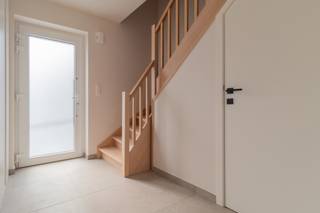 ERPS-KWERPS (Kortenberg) - Nouvelle construction, située dans une rue calme proche du centre. <br />Au rez-de-chaussée, la propriété comprend un hall d'entrée avec toilettes séparées, un séjour/salle à manger avec cuisine super équipée et un accès au jardin par la terrasse.<br />Au premier étage, 3 chambres à coucher, une salle de bains et des toilettes séparées sont disponibles. <br />Le deuxième étage offre un espace pour un dressing équipé et une quatrième chambre à coucher avec salle de bains attenante. <br />La propriété est équipée de panneaux solaires photovoltaïques, d'un système de ventilation D, de vitres insonorisées et du câblage du système d'alarme.