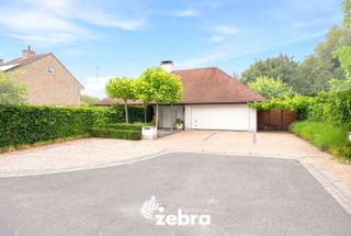 Op het einde van een doodlopende straat ligt deze verzorgde villa in een rustige woonomgeving.<br /><br />Via de inkomhal met ingemaakte vestiaire en gastentoilet wordt u verwelkomd in de woning. Van daaruit komt u terecht in de lichtrijke leefruimte, waar de grote raampartijen zorgen voor een aangenaam ruimtegevoel en een mooi zicht op de tuin. Aansluitend bevindt zich de volledig ingerichte open keuken met onder andere een vaatwasser, oven, microgolfoven, stoomoven, keramische kookplaat en een amerikaanse koelkast. De gezellige ontbijthoek en de ingemaakte berging maken het geheel compleet.<br /><br />Verder beschikt het gelijkvloers over een inkomhal die toegang geeft tot twee slaapkamers, een eerste badkamer en een ruime garage van 26 m² met automatische poort. Op de oprit is bovendien plaats voor meerdere wagens.<br /><br />Deze praktische indeling maakt de woning uitermate geschikt voor wie wonen en werken wil combineren of het comfort van gelijkvloers wonen weet te appreciëren.<br /><br />Op de verdieping bevinden zich nog twee ruime slaapkamers, waarvan één uitgeeft op een zonnig, zuidgericht dakterras. Daarnaast is er een tweede badkamer aanwezig, wat extra comfort biedt voor gezinnen of gasten.<br /><br />Deze tijdloze villa combineert een praktische indeling, veel natuurlijk licht en een uitstekende ligging in een rustige, residentiële buurt. Een ideale thuis voor wie op zoek is naar ruimte, comfort en een vlot bereikbare locatie.<br /><br /><strong>Ook wild geworden van deze thuis?<br />Twijfel dan niet langer en leg vandaag nog uw bezoek vast!</strong>