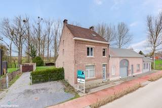 GOED ONDERHOUDEN GEZINSWONING MET 3 RUIME SLAAPKAMERS OP EEN RUIM PERCEEL VAN 9A 21CA<br /><br />*** Bekijkt U deze woning via een aanverwante website? Surf dan naar https://matisimmo.be/nl/aanbod/4336128/huis-te-koop-in-3722-wintershoven en klik op volgende link voor het INTERACTIEF GRONDPLAN: https://grondplan.matisimmo.be/grondplan/?map=KortessemBronstraat24 ***<br /><br />In Wintershoven, een rustige en landelijke deelgemeente van Kortessem, vinden we deze instapklare woning terug. Omliggende steden zoals Tongeren, Bilzen en Hasselt zijn vlot bereikbaar dankzij de nabije ligging van de op- en afritten. Veel natuur en rust typeren deze omgeving, wat maakt dat er veel fiets- en wandelroutes zijn. Basisvoorzieningen bevinden zich in de buurt op enkele minuten rijden.<br /><br />De woning is gelijkvloers ingedeeld met een inkomhal die toegang geeft tot de eetkamer, de gezellige woonkamer en de ingerichte keuken. Vanuit de eetkamer kan men naar de woonkamer. De woonkamer geniet van een gezellige warmte, letterlijk en figuurlijk, dankzij de pelletkachel en het gebruik van lichte tinten in combinatie met hout. De hal aansluitend aan de eetkamer geeft toegang tot de praktische berging, de badkamer en de overdekte inkom vanuit de tuin. De badkamer werd vernieuwd en is uitgerust met een ligbad, inloopdouche, toilet en wandmeubel met dubbele lavabo.<br />Bij de trap naar de eerste verdieping is een handige bureauhoek ingericht.<br /><br />Op de eerste verdieping zijn 3 ruime slaapkamers voorzien en via een zolderluik in de nachthal kan men de zolder bereiken.<br /><br />De woning is gelegen op een ruim perceel en geniet van een fijne tuin met uitzicht op het achterliggende groen. De tuin is onderhoudsvriendelijk aangelegd en volledig omheind. In het verlengde van de inrit is een vrijstaande garage voorzien.<br /><br />Wilt u graag een bezoek inplannen voor deze woning? Neem vrijblijvend contact op via 011/34 00 00 of info@matisimmo.be<br /><br />De vermelde woonoppervlakte is steeds de bruikbare vloeroppervlakte overgenomen uit het EPC-verslag.<br /><br /><em>Dit pand kan onderhevig zijn aan de renovatieverplichting die door de Vlaamse overheid wordt opgelegd voor residentiële gebouwen. Consulteer voor meer informatie de website van Vlaanderen via </em><em>https://www.vlaanderen.be/een-huis-of-appartement-kopen/renovatieverplichting-voor-residentiele-gebouwen</em><br /> 
