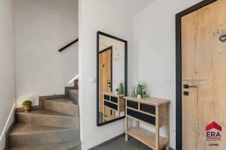 [[ DIT PAND NEEMT DEEL AAN DE ERA OPEN HUIZEN DAG OP 13/6 VAN 9:30 TOT 10:30 ]] - <u><strong>TER INFO: DE WONING WORDT VERKOCHT ONDER HET STELSEL VAN DE REGISTRATIERECHTEN.</strong></u><br /><br />Op zoek naar een <strong>instapklare en energiezuinige woning</strong> <strong>(EPC A+) </strong>op een landelijke ligging nabij Aalst? Deze moderne woning combineert hedendaags comfort met een open zicht op het omliggende groen en is uitgerust met 14 zonnepanelen. Bovendien geniet de woning van een<strong> vlotte bereikbaarheid, </strong>nabijheid van<strong> openbaar vervoer</strong> en een gunstige verbinding richting Aalst, Dendermonde, Gent en Brussel<strong>.</strong>
<p>De woning beschikt over een ruime inkomhal met <strong>gastentoilet</strong>. De <strong>lichtrijke leefruimte</strong> sluit aan op de eetkamer en kijkt uit op de tuin. De <strong>volledig geïnstalleerde keuken</strong> is voorzien van alle hedendaagse toestellen.</p>

<p>Op de bovenverdieping bevinden zich <strong>drie volwaardige slaapkamers</strong> en een stijlvolle badkamer uitgerust met een <strong>inloopdouche </strong>en tweede toilet.</p>

<p>De woning beschikt over <strong>moderne technieken</strong> zoals een audio- en videofoon en energiezuinige vloerverwarming via een warmtepomp.</p>

<p>Extra troef: de tuin beschikt over aansluitingen voor het plaatsen van een zwembad. Er is ook een poolhouse terug te vinden. Daarnaast beschikt de woning over een grote oprit met voldoende parkeergelegenheid.</p>

<p>Kortom, een instapklare, duurzame woning op een topligging voor wie houdt van rust, ruimte en comfort. Contacteer ons vandaag nog om een bezoek in te plannen via <strong>053 41 40 25 </strong>of<strong> living@era.be</strong>!<br /><br /><strong><u>Interessant voordeel:</u> 4 jaar vrijstelling voor het kadastraal inkomen (KI)!</strong></p>