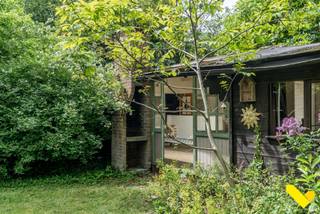 Chalet op unieke ligging met veel potentieel.<br /><br />Bent u op zoek naar een rustig gelegen chalet met tal van mogelijkheden? Dan is deze eigendom zeker een bezoek waard.<br /><br />Deze te renoveren chalet van ca.80 m² bevindt zich op een recreatieperceel van maar liefst 950 m² en geniet van een groene, rustige ligging grenzend aan een camping. De chalet is bereikbaar via een servitudeweg die start aan het einde van de doodlopende Kolverstraat, wat zorgt voor extra privacy en een aangename, verkeersluwe omgeving.<br /><br />De chalet beschikt over een leefruimte, een keukentje, drie slaapkamers en een badkamer met douche, toilet en lavabo. <br />Er is eveneens een grote bergruimte.<br /><br />Met de nodige renovatiewerken kan deze chalet worden omgevormd tot een sfeervol recreatief verblijf waar rust, natuur en ontspanning centraal staan.<br /><br />Alle aanwezige inboedel is inbegrepen in de verkoopprijs, zodat u onmiddellijk aan de slag kunt met uw renovatieproject. Water- en elektriciteitsvoorzieningen worden geleverd via de aanpalende camping en zijn uitgerust met afzonderlijke tussenmeters.<br /><br />Belangrijk: het betreft een recreatief verblijf op recreatiegrond. Domiciliëring is niet mogelijk.<br /><br />Troeven:<br />• Recreatiegrond van ca. 950 m² <br />• Chalet van ca. 80 m² <br />• Drie slaapkamers <br />• Keukentje en badkamer met douche, toilet en lavabo <br />• Rustige ligging aan het einde van een doodlopende straat <br />• Grenzend aan een camping <br />• Bereikbaar via servitudeweg <br />• Alle inboedel inbegrepen <br />• Water en elektriciteit via tussenmeters <br />• Veel potentieel na renovatie <br /><br />Met de juiste aanpak en een frisse visie kan hier een echt pareltje van worden gemaakt, ideaal als tweede verblijf of recreatieve uitvalsbasis midden in het groen.<br /><br />De naastgelegen recreatiegrond met tweede chalet kan eveneens bij aangekocht worden, mits meerprijs. Hierdoor ontstaat de mogelijkheid om te beschikken over een uitzonderlijk ruim geheel met extra recreatieve mogelijkheden.<br /><br />Interesse? Neem gerust contact op voor meer informatie of een bezichtiging op 014 58 02 08.