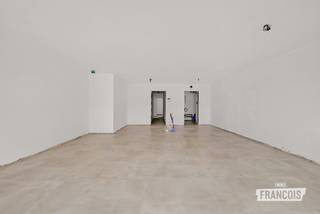 GOED NIEUWS : DE PRIJS DAALT, UW WOONCOMFORT NIET :)<br /><br />TIJDELIJK PRIJSVOORDEEL DANKZIJ 6% BTW INBEGREPEN IN DE CONSTRUCTIEPRIJS! <br /><br />Modern appartementsgebouw, residentie "Many" in het hart van Ichtegem.<br /><br />Dit gebouw bestaat uit 2 gelijkvloerse appartementen (met privétuin en terras + 2 slaapkamers) en 2 duplexappartementen (met privéterras en 3 slaapkamers).<br /><br />De appartementen zijn afgewerkt met kwaliteitsmaterialen die makkelijk te onderhouden zijn en zijn energiezuinig dankzij het gebruik van een warmtepomp. Elke ruimte is bovendien voorzien van vloerverwarming.<br /><br />Achter het gebouw en de parkeerruimte bevinden zich ook 2 moderne en ruime hallen.<br /><br />Troeven<br /><br /><ul><li>Dicht bij het centrum<br /><br /></li><li>Gelijkvloers met privétuin<br /><br /></li><li>Lift aanwezig<br /><br /></li><li>Parkeerplaatsen beschikbaar en te koop<br /><br /></li><li>Gemeenschappelijke fietsenstalling en vuilnisruimte<br /><br /></li><li>Ruime terrassen en tuinen<br /><br /></li><li>Vrij bij akte<br /><br /></li><li>Aankoop mogelijk met 6% btw (indien aan de voorwaarden voldaan wordt).<br /><br />Geïnteresseerd? Neem gerust contact met ons op!</li></ul>