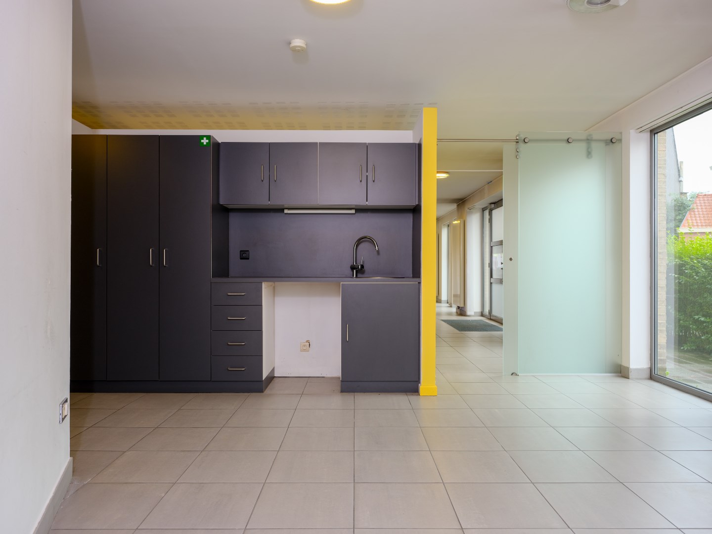 Nabij station gelegen kantoor, met goede visibiliteit op belangrijk kruispunt - foto 5