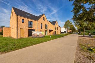 <p><strong>De Nachtegaal – Landelijk en energiezuinig wonen in Mol-Millegem</strong></p>
<p>Ontdek De Nachtegaal, een kleinschalig nieuwbouwproject met vier woningen in de Nachtegaalstraat in Mol-Millegem. De woningen combineren een landelijke uitstraling met hedendaags wooncomfort. De tijdloze architectuur en verzorgde afwerking zorgen voor een warm en uitnodigend geheel. Dankzij de ligging in een rustige woonwijk, nabij het centrum van Mol, geniet u hier van een aangename woonomgeving met alle dagelijkse voorzieningen binnen handbereik.<br /><br /></p>
<strong>Lot 1 - Nachtegaalstraat 15<br /><br /></strong>Deze halfopen nieuwbouwwoning biedt u de mogelijkheid om de afwerking nog volledig naar eigen smaak te bepalen. Voor de keuken, badkamer, vloeren en binnendeuren zijn reeds afwerkingsbugetten voorzien, waardoor u de woning kan inrichten volgens uw persoonlijke wensen. <br /><br />De woning beschikt over een lichtrijke leefruimte met open keuken, drie slaapkamers en een badkamer op de eerste verdieping. De ruime zolderverdieping biedt bovendien de mogelijkheid om eventueel een vierde slaapkamer te creëren. <br /><br />Met een perceeloppervlakte van 429m², een aangename tuin en een inpandige garage combineert deze woning ruimte en comfort met de vrijheid om er uw eigen thuis van te maken.<br /><br /><strong><strong>Troeven:<br /></strong></strong>- halfopen nieuwbouwwoning <br />- drie slaapkamers, met mogelijkheid tot een vierde slaapkamer<br />- inpandige garage <br />- aangename tuin <br />- vrije materiaalkeuze binnen de voorziene afwerkingsbudgetten<br />- energiezuinig dankzij: warmtepomp, vloerverwarming en zonnepanelen <br />- mogelijkheid tot aankoop aan het verlaagde btw-tarief van 6%, mits voldaan aan de wettelijke voorwaarden<br /><br /><strong></strong>