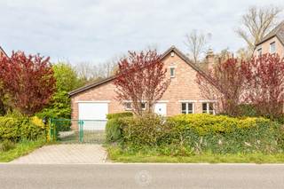 Rustig en residentieel gelegen nabij het charmante Puivelde, vindt u deze vrijstaande en praktisch ingedeelde bungalow uit 1980. Het betreft...