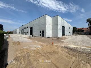 Nieuwbouw KMO-unit met een oppervlakte van 267m². Perfect gelegen op slechts 500m van de N9 en een vlotte verbinding naar de expressweg!<br /><br /><u><strong>Bijzonderheden:</strong></u><br />- Onmiddellijk beschikbaar bij akte!<br />- 6m VRIJE hoogte.<br />- Automatische sectionaalpoort + afzonderlijke toegangsdeur.<br />- Lichtstraat met rookluiken.<br />- Regenwaterpomp aanwezig.<br />- Zekeringkast aanwezig.<br />- Voldoende manoevreerruimte.<br />- Opslagruimte geschikt voor verschillende doeleinden.<br />- Polybetonvloer.<br />- Casco.<br />- Grotere oppervlaktes beschikbaar.<br />- Inrichten van kantoorruimte is mogelijk dankzij de ramen.<br />- Tevens INTERESSANT als belegging!<br />- Mogelijkheid tot aankoop van parking.<br /><br />De loods maakt deel uit van het gloednieuwe project 'ZONE CENTRUM'. Zeer geschikt voor eigen gebruik en INTERESSANT als belegging! Aarzel niet ons te contacteren voor verdere info en/of een bezoek ter plaatse: 050/70 01 02 - nicolas@centro.be.