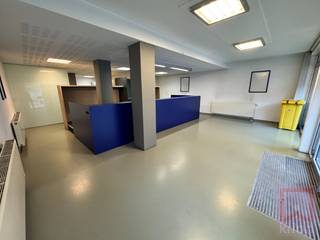 In het hart van Geel, langs een drukke en commerciële winkelstraat, vind je dit instapklare gelijkvloerse kantoor van ca. 100 m².Een uitstekende...