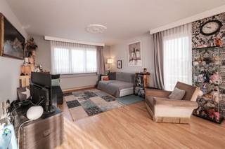 <p>Welkom in dit prachtige appartement in Herselt.</p><p>Dit uitstekend gelegen appartement van 91m² woonoppervlakte biedt de perfecte combinatie van comfort, stijl en functionaliteit. Met 2 ruime slaapkamers heb je voldoende ruimte voor je gezin, terwijl de badkamer met douche alle comfort biedt die je verdient.</p><p>Het hart van deze woonst is ongetwijfeld de grote, lichte woonkamer die naadloos overgaat in een uitgeruste, moderne keuken.  Geniet van de talrijke ramen die het hele appartement met natuurlijk licht vullen en een aangename, open sfeer creëren.</p><p>De private garage met berging zorgen voor een veilige parkeerplaats en extra opslagruimte.  Uitstekend bereikbaar en een goede locatie in Herselt.  </p><p>Dit appartement is klaar om in te trekken. Mis deze kans niet! Het combineert alles wat je zoekt: ruimte, moderne voorzieningen, duurzaamheid en een perfecte locatie. </p><p>Contacteer ons vandaag nog voor een bezichtiging!</p>