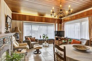 <p>Op een goede ligging in Denderhoutem bevindt zich <strong>deze goed onderhouden gelijkvloerse woning</strong>. Winkels, scholen en openbaar vervoer bevinden zich op een steenworp, terwijl de oprit van de E40 op enkele minuten rijden bereikbaar is. Het pand werd steeds goed onderhouden en kan, mits modernisering, omgevormd worden tot een hedendaagse woning met aangenaam wooncomfort. Het gelijkvloers omvat een inkomhal, een living, een keuken met een eetplaats, een toilet, <strong>een veranda met uitzicht op de tuin</strong>, een overloop, een berging/wasplaats, een badkamer, <strong>twee slaapkamers</strong> en <strong>een garage</strong>. Daarnaast is er <strong>een zolder</strong> met uitvaltrap aanwezig waar nog extra kamers kunnen worden ingericht. Tevens beschikt de woning over <strong>een oprit, een voortuin en een gezellig tuintje en een weide met uitzicht op de achterliggende weidelanden.</strong> Buitenschrijnwerk in pvc dubbel glas - cv op aardgas - Brander 2020 - Zoldervloerisolatie. (Maatregelenregister en stedenbouw in aanvraag).</p>
