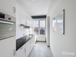 Op wandelafstand van het groene Park Spoor Noord bevindt zich dit recent gerenoveerde dakappartement.<br />Bij het binnenkomen tref je een inkomhal met ingebouwde kasten en aansluiting voor een wasmachine. De lichtrijke woonkamer (ca. 25 m²) met tegelvloer beschikt over een groot schuifraam dat toegang biedt tot het zonnige terras met een prachtig uitzicht.<br />De volledig vernieuwde keuken (ca. 10 m²) is uitgerust met een combi-oven, inductiekookplaat en tal van opberglades. De ruime slaapkamer (ca. 15 m²) op parketvloer werd voorzien van nieuwe ramen. De moderne badkamer is volledig vernieuwd en ingericht met een hangtoilet, inloopdouche en stijlvol badkamermeubel.<br />Ideaal als investering: rendement 4.5% <br />INSTAPKLAAR, Elektriciteit conform, veiligheidsdeur, EPC B (dak vernieuwd), asbestveilig, nieuwe keuken, nieuwe badkamer, Zonneterras, P en G score: C