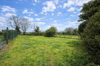 <strong>CHARMANTE BOUWGROND</strong> voor <strong>HALFOPEN BEBOUWING</strong> met landelijke ligging in het <strong>PITTORESKE HOREBEKE</strong>. Dit perceel van <strong>CA. 619M²</strong>, met een breedte van ca. 12 meter en een diepte van ca. 50 meter, vormt de ideale basis voor wie een <strong>RUIME ÉÉNGEZINSWONING</strong> wil realiseren in de Vlaamse Ardennen. De bouwvoorschriften laten een <strong>VOORGEVELBREEDTE VAN ONGEVEER 9 METER</strong> toe, met een maximale bouwdiepte van 15 meter op het gelijkvloers en 12 meter op de verdieping. Zowel een hellend als een plat dak is mogelijk, en ook een <strong>BIJGEBOUW TOT 40 M²</strong> behoort tot de mogelijkheden. De oriëntatie met zuidoostelijke voorgevel en noordwestelijke tuin biedt <strong>AANGENAME LICHTINVAL EN EEN FIJNE TUINBELEVING</strong>. Gelegen langs de Korsele geniet u hier van een <strong>RUSTIGE, GROENE WOONOMGEVING</strong> met <strong>VLOTTE VERBINDINGEN NAAR OUDENAARDE EN OMLIGGENDE GEMEENTEN</strong>.<br /><br />Adres: Korsele links nst nr. 11 te Horebeke<br /><br />Geen bouwverplichting; P-score: B