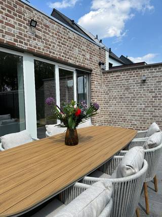 Zeer ruime gezinswoning met 5-6 slk | EPC A+ | Melsele<br /><br />KIJKDAGEN: 14 mei (Hemelvaart), weekend 16 & 17 mei, 24 mei en 25 mei (Pinkstermaandag). Gelieve vooraf een datum en tijdstip af te spreken.<br /><br />Instapklare BEN-woning uit 2018 in een rustige straat in Melsele, vlakbij centrum Beveren. Deze moderne gezinswoning op 240 m² combineert ruimte, comfort en lage energiekosten dankzij EPC A+, E-peil 23, zonnepanelen en vloerverwarming.<br /><br />Gelijkvloers<br />Brede oprit voor 2 wagens. Ruime inkomhal met ingebouwde kasten en gastentoilet. Lichtrijke leefruimte met eetplaats, keramische tegelvloer en vloerverwarming. Open keuken met kookeiland, veel opbergruimte en ingebouwde toestellen (oven, microgolf, vaatwasser, koelkast, gaskookvuur). Aansluitend bevindt zich de inpandige garage.<br /><br />De zuidgerichte tuin is volledig omheind en beschikt over een ruim terras, olijfboom, loungehoek, tuinhuis en achteruitgang.<br /><br />1e verdieping<br />Master bedroom met airco, rolluiken en inloopdressing. Daarnaast nog 2 slaapkamers, apart toilet en een ruime badkamer met ligbad, inloopdouche en dubbele lavabo.<br /><br />2e verdieping<br />Nog 3 extra ruimtes: een slaapkamer, een kamer met aansluitingen voor een mogelijke tweede badkamer en een zeer grote polyvalente ruimte ideaal als kleine studio, bureau of hobbykamer. Via een uitschuifbare trap bereikt u de ruime zolderberging.<br /><br />Ligging<br />Rustige straat in Melsele, nabij winkels, scholen, bushalte en fietsostrade F4. Vlotte verbinding naar Antwerpen en Gent via E17/E34.<br /><br />Troeven:<br /><br />BEN-woning – EPC A+ – E-peil 23<br />Zonnepanelen<br />191 m² bewoonbare oppervlakte<br />5 à 6 slaapkamers<br />Mogelijkheid tweede badkamer<br />Vloerverwarming gelijkvloers<br />Inpandige garage + oprit voor 2 wagens<br />Zuidgerichte tuin met lounge en tuinhuis<br />Elektriciteit conform<br />Bouwjaar 2018
