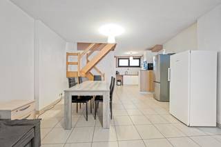 Roeselare : Instapklare duplex appartement met 1 slaapkamer (kan opgesplitst worden ) woonopp. 103 m²met ruim terras nabij centrum + zolder.<br /><br />Ontdek deze lichtrijke en instapklare hoekwoning op een toplocatie nabij het centrum, station en winkels. Met twee ruime slaapkamers en een prachtig hoekterras is dit de ideale woonst voor wie comfort en een centrale ligging zoekt.<br /><br /><strong>Indeling:</strong><br />Gelijkvloers: inkomhal, lichtrijke woonkamer met aansluitende geïnstalleerde keuken en vooraan een terras.<br />Eerste verdieping: nachthal, badkamer, een riante slaapkamer en een ruim hoekterras.<br />Zolder : opbergzolder<br /><br /><strong>Extra troeven</strong>:<br />* EPC-label C<br />* Mogelijkheid tot aankoop van een staanplaats<br />* Momenteel verhuurd, ideaal als investering<br />* goedgekeurde elektriciteit<br /><br />Interesse? Contacteer ons voor een bezoek! 051/62 40 40