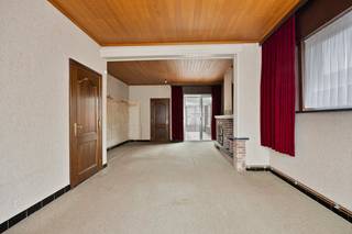 Ruime halfopen woning met 3 slaapkamers, gelegen in de Ingelmunstersestraat 72 te Izegem, op een perceel van 400 m² en met een bewoonbare oppervlakte van 144 m².Deze woning bevindt zich in op een centrale ligging te Izegem, nabij het centrum van Izegem. Dankzij de centrale ligging geniet je van een vlotte bereikbaarheid naar winkels, horeca, openbaar vervoer en belangrijke invalswegen. Bovendien biedt de tuin de hele dag door zon en een mooi zicht op het groen.De woning werd gebouwd in 1953, werd steeds goed onderhouden en biedt heel wat potentieel voor wie op zoek is naar ruimte en mogelijkheden.Indeling van de woning:Gelijkvloers:inkomhallichtrijke leefruimtekeukentoiletkeldertuinhuis/garage Eerste verdieping:nachthal3 ruime slaapkamersbadkamerZolder:Grote stockageruimte/ extra kamersTroeven:Centrale ligging in Izegem/EmelgemZonnige, onderhoudsvriendelijke tuin met terrasRuime woning met uitbreidingsmogelijkhedenDit pand is onderworpen aan de renovatieverplichting van de Vlaamse overheid voor residentiële gebouwen (behoudens bij sloop binnen 5 jaar na de aankoop). Consulteer voor meer informatie de website van het Vlaams Energie- en Klimaatagentschap via https://www.vlaanderen.be/een-woning-kopen/renovatieverplichting-voor-residentiele-gebouwenBestuursmaatregelen in het maatregelenregister: nee