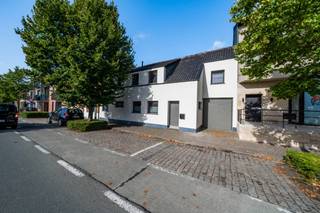 Ruime, centraal gelegen woning met tal van mogelijkheden – <strong>ideaal als kangoeroewoning</strong><br />Ontdek deze veelzijdige en bijzonder ruime woning op een<strong> perceel van 501 m²</strong>, centraal gelegen en vlot bereikbaar. Winkels bevinden zich op korte afstand en er is een snelle verbinding naar de autosnelweg. Dankzij de indeling en oppervlakte is deze woning perfect geschikt als kangoeroewoning of als ruime gezinswoning met extra mogelijkheden.<br />De benedenverdieping werd reeds volledig vernieuwd en omvat een slaapkamer en badkamer. Ook de leidingen en elektriciteit zijn volledig vernieuwd. De verdere afwerking – zoals vloeren, binnendeuren en gyprocwerken – dient nog te gebeuren, zodat je de woning volledig naar eigen smaak kan afwerken.<br />De keuken werd verwijderd, wat jou de ideale kans biedt om een volledig nieuwe keuken te plaatsen volgens jouw wensen en stijl. Laat je inspireren en maak van deze woning een echte thuis.<br />Binnenin beschikt de woning over <strong>vier ruime slaapkamers (waarvan één op het gelijkvloers), twee badkamers</strong>, een grote garage en een praktische berging. Via de garage heb je rechtstreekse toegang tot de tuin, waar zich onder de overkapping nog extra bergruimte bevindt.<br />Met een<strong> bewoonbare oppervlakte van maar liefst 275 m</strong>² biedt deze woning meer dan voldoende ruimte voor grote gezinnen of dubbele bewoning. Dankzij de reeds uitgevoerde renovaties geniet de woning bovendien van een<strong> gunstige energetische score.</strong><br /><br /><strong>Troeven:</strong>
<ul>
	<li>Centrale ligging met vlotte aansluiting op de autosnelweg</li>
	<li>Uitstekende EPC-score en conforme elektriciteit</li>
	<li>Geschikt als kangoeroewoning</li>
	<li>Benedenverdieping volledig vernieuwd (incl. leidingen en elektriciteit)</li>
	<li>4 ruime slaapkamers en 2 badkamers</li>
	<li>Voorgevel geïsoleerd en afgewerkt met crepi</li>
	<li>Ruime garage en aparte berging</li>
	<li>Rechtstreekse doorgang via de garage naar de tuin</li>
</ul>
<br />De vermelde prijs is een vanafprijs. Elk bod vanaf deze prijs wordt voorgelegd aan de eigenaar, die het bod al dan niet kan aanvaarden.<br /><br />Wacht niet te lang om deze unieke kans te grijpen. Kom het zelf ontdekken en ervaar de verschillende mogelijkheden die deze woning te bieden heeft. Wij staan klaar om u te verwelkomen in uw toekomstige droomhuis! Bel ons vrijblijvend op voor een bezoek en info. Wij begeleiden u graag met de glimlach op zoek naar uw droomwoning . T. 051 62 40 40.