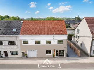 <p><strong>Ben je op zoek naar een pand waar wonen en werken perfect hand in hand gaan?</strong></p>
<p>Dit veelzijdige pand, combineert een volledig ingerichte handelsruimte op het gelijkvloers met een ruime woonst erboven en een magazijn van 555m² achteraan . Dankzij de <strong>aparte ingangen</strong> zijn het <strong>professionele en het private luik volledig van elkaar gescheiden</strong> – ideaal voor zelfstandigen, vrije beroepen of investeerders die op zoek zijn naar een rendabele combinatie van werk en wooncomfort.</p>
<p>Het gelijkvloers werd ingericht als een sfeervolle handelsruimte en is momenteel uitgerust met een bar, restaurantgedeelte met professionele keuken, ruime bergingen en klantentoiletten. De handelszaak is instapklaar en biedt tal van mogelijkheden. <br />Dankzij de uitstekende zichtbaarheid en de ligging aan een drukke verbindingsweg geniet je hier van een optimale commerciële uitstraling.</p>
<p><strong>Achter het gebouw bevindt zich een magazijn van 555 m² – inclusief de vraagprijs </strong>– ideaal voor opslag, uitbreiding van de handelsactiviteit of als interessante investering.</p>
<p>Op de eerste verdieping start het privégedeelte met een aangename leefruimte, een praktische keuken met eetplaats, bureau, wasplaats/berging, badkamer, toilet en een groot, zonnig terras.<br /><br />De bovenste verdieping omvat de nachthal met maar liefst<strong> vier volwaardige slaapkamers</strong>, een aparte berging en een technische ruimte met toegang tot de zolder. Hier geniet je van <strong>alle nodige ruimte voor een gezin </strong>of voor wie extra opslag of hobbyruimte wenst.</p>
<p>Dit pand biedt een unieke kans voor wie wonen en werken wil combineren in een uiterst gunstige ligging in het centrum van Marke.<br />Geef ons gerust een seintje voor meer informatie of om een afspraak te maken tijdens de bezoekmomenten.<br /><br /></p>
<p><strong>EPC-informatie:</strong><br />✅ Handelsruimte: Label C (20220808-0002653377-KNR-1)<br />✅ Appartement: Label E (20220809-0002653353-RES-1)</p>