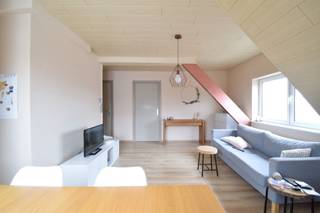 Knusse studio / dakappartement op de tweede verdieping met één slaapkamers en autostaanplaats, gelegen in het centrum van Tielen.<br /><br />GEEN gemeenschappelijke kosten. <br /><br />Het appartement is 55m² groot en als volgt ingedeeld: woonkamer met aanpalend een keuken die volledig is ingericht (fornuis, oven, vaatwasser, ...). <br /><br />Verder is er een ruime slaapkamer met veel lichtinval, laminaat en aanpalend een badkamer met douche, lavabo en toilet. <br /><br />Achteraan is er een autostaanplaats. <br /><br />Er is geen lift aanwezig. <br /><br />Meer informatie en plaatsbezoek op aanvraag, tel. 014/71.50.08 of christoffel@vastgoedpicavet.be<br />