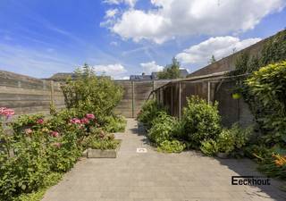 Deze instapklare rijwoning werd gebouwd in 2010 en voldoet aan alle hedendaagse normen: met zijn zonnepanelen, het ventilatiesysteem, de energiezuinige verwarming en de hoogwaardige isolatie behaalt de woning een energielabel A!<br />Indeling:<br />- gelijkvloers: inkomhal, apart toilet, garage, wasplaats/bijkeuken, bureau/slaapkamer, zongericht terras met verzorgde tuin;<br />- eerste verdieping: grote leefruimte met een prachtig open zicht op de Spuikom, volledig ingerichte halfopen keuken, hall en apart toilet;<br />- tweede verdieping: 3 ruime slaapkamers en badkamer met ligbad, lavabomeubel, douche en toilet.<br />- mooie zolderruimte;<br />De woning is zeer gunstig gelegen. Het bevindt zich op wandelafstand van bushaltes, scholen, supermarkt en bakker, zwembad en binnenkort een parkbos!