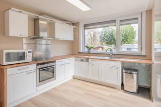 <p>Goed onderhouden woning die in 2021 volledig werd opgefrist en geniet van een prachtig uitzicht op het groen.</p>
<p>Op het gelijkvloers bevindt zich de inkomhal met apart toilet, een gezellige leefruimte en een ruime eetkamer met open keuken (opgefrist in 2021), die toegang biedt tot de lichtrijke veranda en het terras.</p>
<p>Op de eerste verdieping vindt u drie slaapkamers en de badkamer, die eveneens in 2021 werd opgefrist. De woning beschikt bovendien over een aangename tuin met tuinhuis en een uitweg achteraan, wat bijzonder handig is voor fietsen.</p>
<p>Dankzij de uitstekende ligging bevinden belangrijke invalswegen zich vlakbij en bereikt u winkels, restaurants, scholen en het natuurgebied Blaasveldbroek op wandelafstand.</p>
<p>Verder is er ook een praktische kelder aanwezig. Kortom, de ideale gezinswoning.</p>
<p>Meer informatie en documenten zijn beschikbaar via www.malines-group.be</p>