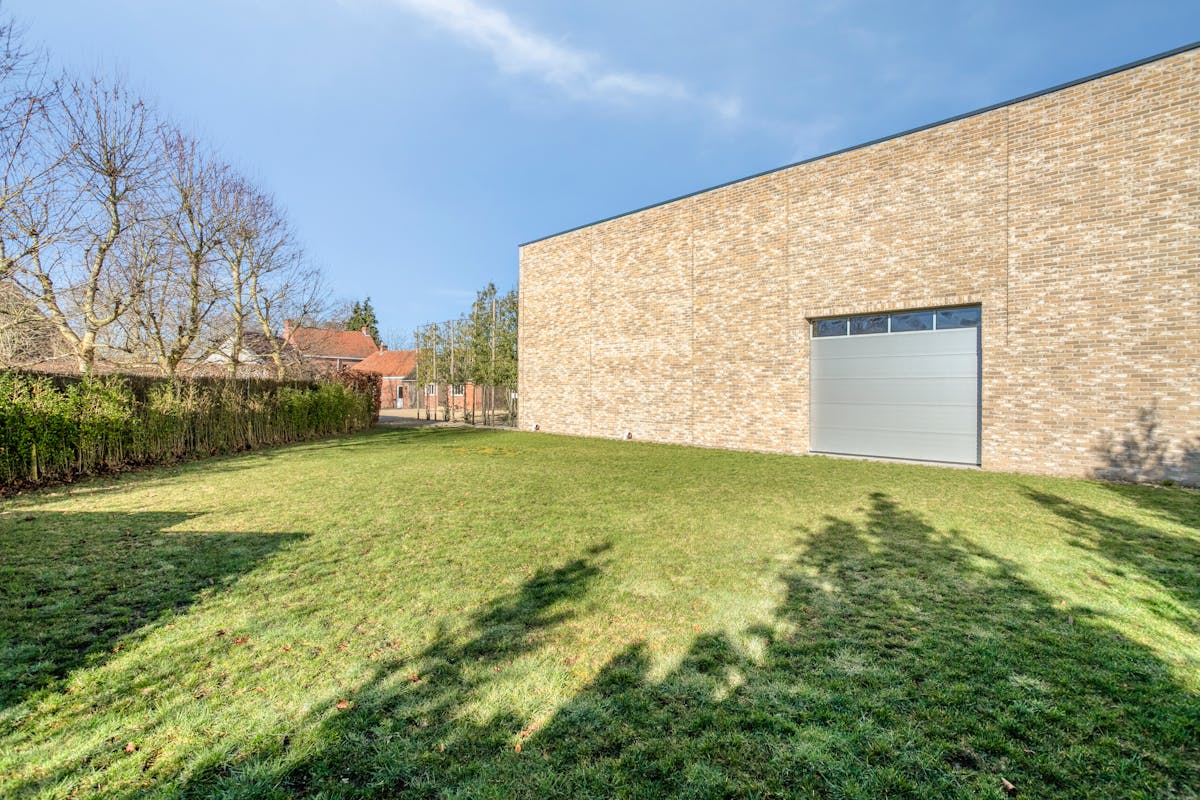 Bedrijfsgebouw met bouwgrond te koop in Laarne - foto 4