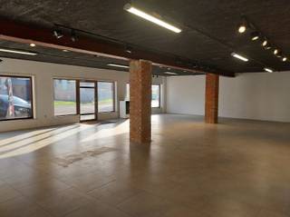 Request your visit at info@optimusvastgoed.be!ENTAL: Spacious commercial property with warehouse in Heusden-Zolder!This versatile commercial property...