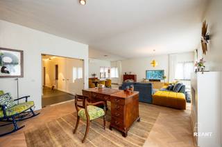 <p><span>Ontdek deze prachtige, energiezuinige villa gelegen in het gegeerde Molenveld op een perceel van 675 m², waar ruimte en comfort centraal staan.</span></p><p><span>De woning beschikt over drie ruime slaapkamers, elk met een eigen ensuite badkamer (waarvan één nog naar eigen smaak af te werken). De master bedroom biedt alle comfort en is voorzien van een stijlvolle, op maat gemaakte dressing.</span></p><p><span>De lichtrijke leefruimte met gezellige gashaard vormt het hart van de woning en sluit naadloos aan op de hoogwaardig afgewerkte keuken, uitgerust met kwaliteitsvolle materialen en toestellen.</span></p><p><span>Buiten geniet u van een prachtig aangelegde tuin van ca. 500 m² – een ideale plek om tot rust te komen of gasten te ontvangen.</span></p><p><span>Extra troeven:</span></p><ul><li><span>Energiezuinig dankzij zonnepanelen</span></li><li><span>Garage met oprit</span></li><li><span>Volledig gerenoveerd in 2016</span></li><li><span>Ingebouwd centraal stofzuigsysteem</span></li><li><span>Ruime berging</span></li><li><span>Airco aanwezig </span></li><li><span>Grote, droge kelder</span></li></ul><p><span>De villa is bovendien uitstekend gelegen nabij scholen, openbaar vervoer, winkels en belangrijke invalswegen.</span></p><p><span>Interesse? Voor meer informatie: info@reant.be of bel 03/283.06.06</span></p><p><span> </span></p><p><span> </span></p>