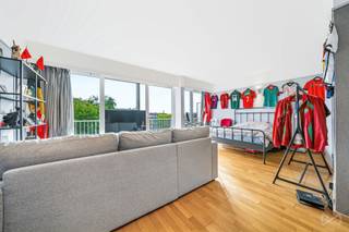 <p>Rustig wonen in een groene omgeving en tegelijk genieten van voorzieningen die doen denken aan een vakantieverblijf: dat is wat deze bijzonder goed onderhouden residentie in Watermaal-Bosvoorde te bieden heeft. De gemeente staat bekend om haar charmante dorpskarakter aan de rand van Brussel. De dynamische mede-eigendom hecht veel belang aan zowel de kwaliteit van het gebouw als de energetische evolutie ervan en beschikt over uitzonderlijke voorzieningen, waaronder een zwembad, sauna, wasruimte, verschillende fietsenstallingen en een conciërgeservice.</p>
<p>Deze studio van ongeveer 45 m² bevindt zich op de 6e verdieping en biedt een bijzonder rustige sfeer en een mooi zuidoostgericht terras met een vrij en aangenaam uitzicht. Een privatieve kelder vervolledigt het geheel. Een parkeerplaats is beschikbaar voor €30.000.</p>
<p>Op korte afstand van het Keymplein, de winkels en alle dagelijkse voorzieningen geniet de studio bovendien van een goede bereikbaarheid met het openbaar vervoer, waaronder bus 95 richting het centrum van Brussel. Ook het station van Watermaal bevindt zich vlakbij.</p>
<p>De studio is momenteel verhuurd voor €800 per maand.</p>
<p>Of u nu op zoek bent naar een pied-à-terre, een eerste aankoop of een investering, deze woning biedt een bijzondere leefomgeving binnen een mede-eigendom die zich duurzaam inzet voor de kwaliteit van haar omgeving.</p>
<p><b>EPB D – certificaat nr.: 20200612-0000569675-01-8</b><br /><b>CO₂: 34 kg/(m².jaar)</b><br /><b>172 kWhEP/(m².jaar)</b><b></b></p>
<p>Kosten: +/- €200 per maand, inclusief verwarming, warm water, conciërgeservice, algemeen onderhoud van de gemeenschappelijke delen, elektriciteit van de gemeenschappelijke delen, liften, enz.</p>