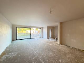 Dit stijlvolle gelijkvloerse appartement maakt deel uit van een kleinschalige residentie en combineert hedendaags comfort met een warme,...