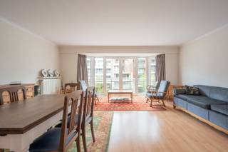 <strong>Res. Dame Blanche</strong><br /><br />In de residentie Dame Blanche, centraal gelegen in de Gulden-Vliesstraat, bevindt zich dit instapklare appartement met een aangenaam uitzicht op de levendige Lippenslaan. Dankzij de doordachte indeling en de verzorgde afwerking is dit een ideale woonst of tweede verblijf in het hart van Knokke.<br /><br />De ruime en lichtrijke leefruimte biedt voldoende plaats voor een comfortabele zithoek én een volwaardige eettafel. De grote raampartijen zorgen voor een open en aangename sfeer. De keuken is volledig uitgerust met alle nodige toestellen, ideaal voor wie graag praktisch en zorgeloos kookt.<br /><br />Het appartement beschikt over twee volwaardige slaapkamers, beide voorzien van ingemaakte kasten en geschikt voor een tweepersoonsbed. Eén van de slaapkamers heeft bovendien een eigen douchecel en directe toegang tot het gezellige terras aan de achterzijde.<br /><br />Een verzorgde, instapklare woonst op een topligging, vlakbij winkels, horeca en het strand.<br /><br /><em><strong>Interesse?</strong></em> Plan uw bezoek en ontdek dit appartement ter plaatse<br /><strong>Ref: GA746</strong>