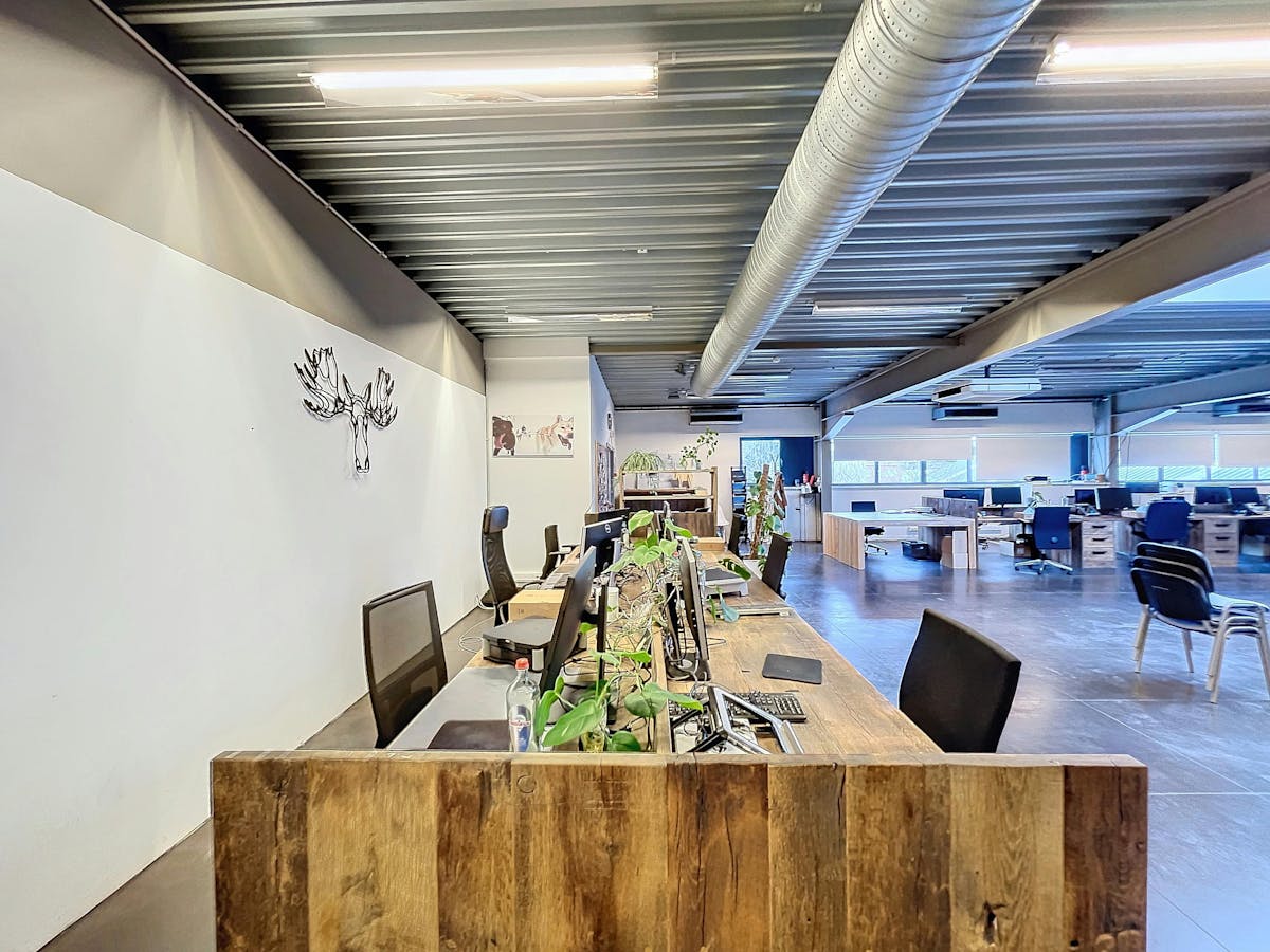 Kantoren (656 m²) met opslagruimte (183 m²) te huur in Melle - foto 2