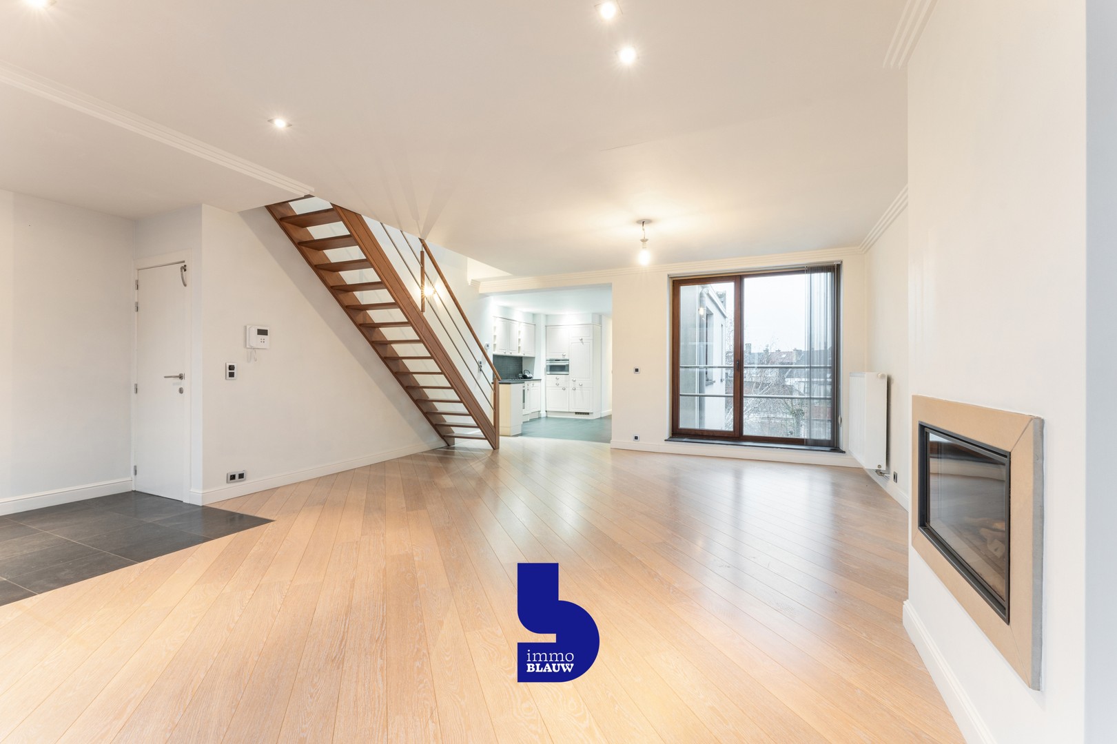 Stijlvol gerenoveerd duplexappartement met zonnig terras en staanplaats - photo 3