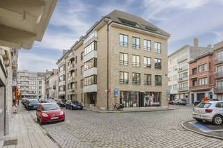 Dit ruime appartement is uitstekend gelegen in de Louis Verweestraat, in de directe omgeving van het groene President Rooseveltplein en op amper 2 minuten wandelen van de Grote Markt. Een absolute topligging voor wie comfortabel en centraal wil wonen in hartje Kortrijk.Het appartement maakt deel uit van een statige en robuuste residentie, gebouwd in 1999, en combineert duurzame bouwkwaliteit met een aangename woonbeleving. Binnenin geniet u van een grote, lichtrijke leefruimte, ideaal voor wie ruimte en licht belangrijk vindt.Verder beschikt het appartement over drie volwaardige slaapkamers, een badkamer én een aparte douchecel, wat zorgt voor extra comfort en functionaliteit, zowel voor gezinnen als voor wie graag thuiswerkt of gasten ontvangt.Een garagebox op het gelijkvloers is beschikbaar, een bijzonder gegeerde troef in het stadscentrum. Dankzij de centrale ligging zijn winkels, horeca, openbaar vervoer en culturele hotspots vlot bereikbaar te voet of met de fiets.Een ruim appartement te koop in Kortrijk centrum, ideaal als eigen woonst of als kwalitatieve investering.Troeven in een oogopslag:Appartement te koop in centrum KortrijkLouis Verweestraat, nabij President RooseveltpleinOp wandelafstand van de Grote MarktGrote lichtrijke leefruimte3 slaapkamersBadkamer + aparte douchecelStatige residentie gebouwd in 1999Garagebox op het gelijkvloers (+25.000 euro)Centrale en rustige stadsligging3 Terrassen, die verschillende zichten en oriëntaties bieden