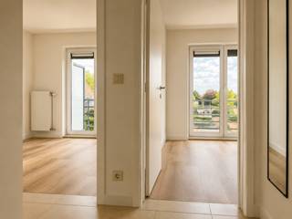 Vlakbij de Grote Markt van Wevelgem bevindt zich dit verzorgd appartement <br /><br />Dankzij de grote raampartijen geniet de woning van veel natuurlijke lichtinval en een aangenaam ruimtelijk gevoel.<br />De ruime leefruimte sluit naadloos aan op de praktische inloopkeuken, waardoor een gezellige en open woonomgeving ontstaat.<br /><br />Het appartement beschikt over twee volwaardige slaapkamers en twee ruime terrassen: één aansluitend aan de leefruimte (+-6m²)en één bereikbaar via de slaapkamers (+-8m²)<br />Zo geniet u op elk moment van de dag van een aangename buitenruimte.<br /><br />De badkamer is uitgerust met een ligbad en een nieuw geplaatst glazen douchepaneel, waardoor u zowel comfortabel kunt douchen als ontspannen in bad kunt genieten. Verder is er een toilet en een ruime berging aanwezig.<br /><br />Doorheen het volledige appartement werd gekozen voor een onderhoudsvriendelijke keramische tegelvloer, met vinylparket in de slaapkamers.<br /><br />Alle ramen zijn voorzien van hoogrendementsbeglazing met ventilatieroosters. <br />Bovendien werden recent in de slaapkamers elektrische rolluiken op zonne-energie geplaatst en in de living elektrische windvaste zonnescreens.<br /><br />Het appartement werd dit jaar volledig professioneel herschilderd en bevindt zich daardoor in uitstekende staat, klaar voor onmiddellijke bewoning.<br /><br />Met een energieprestatiecertificaat van **label B**, net op de grens met label A, is dit appartement bovendien bijzonder energiezuinig. <br /><br />Troeven op een rij:<br />* Centrale ligging nabij de Grote Markt <br />* Ruime en lichtrijke leefruimte<br />* 2 volwaardige slaapkamers<br />* 2 ruime terrassen<br />* Badkamer met bad en douchefunctie<br />* Apart toilet en grote berging<br />* Hoogrendementsbeglazing<br />* Elektrische rolluiken en zonnescreens<br />* Professioneel herschilderd<br />* Nieuwe HR gasketel 2022<br />* Energiezuinig (EPC-label B)<br />* Grote parking vlakbij<br />* Mobiscore 9,2/10<br /><br /><br />Interesse in een bezoekje ? Contacteer : <br />barbara.bostyn@icloud.com - 0496 16 34 43