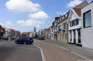 Duplexappartement met winkeltje onderaan te koop in Knokke-dorp. Ouder maar praktisch comfort.<br />Het appartement bestaat uit een zeer ruime woonkamer met open zicht, een ruime ingerichte keuken, een bijkeuken, drie slaapkamers - waarvan twee grote en één kleinere, een badkamer met ligbad, 2 toiletten en een zeer grote berging op het gelijkvloers.<br />Zowel het appartement als de handelszaak zijn op vandaag verhuurd. Beide verhuren stoppen wel meteen bij verkoop ( op datum verlijden akte)<br /><em>Om de hoek op 50m afstand kan er een garagebox optioneel bijgekocht worden mits meerprijs, maar dit is geen verplichting.</em><br /><br /><br /><br /><span><strong>Tekoopstelling onder voorwaarden; Zie www.more.be, "bijlagen" en onder voorbehoud van beschikbaarheid.</strong></span>