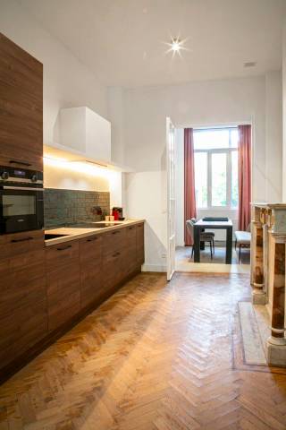 Bent u op zoek naar een interessante investering met een vast rendement op een absolute toplocatie? Dan is dit indrukwekkende herenhuis aan de prestigieuze Amerikalei precies wat u zoekt. Gelegen op één van de mooiste lanen van Antwerpen, bevindt het pand zich op wandelafstand van het KMSKA, de bruisende Marnixplaats met haar gezellige cafés en restaurants en het vernieuwde Zuidpark. Bovendien geniet u hier van een uitstekende bereikbaarheid.<br /><br />Het gebouw omvat vier vergunde en volledig gerenoveerde appartementen, elk afgewerkt met kwalitatieve materialen en een doordachte indeling. Het gelijkvloerse appartement beschikt over een ruime tuin, een slaapkamer met en-suite badkamer, een volledig uitgeruste keuken, een eetkamer en een aparte bureauruimte. De appartementen op de eerste en tweede verdieping bieden een open keuken met aansluitende leefruimte, een ruime slaapkamer met en-suite badkamer en toegang tot een aangenaam terras. Het dakappartement combineert een open keuken en lichtrijke woonkamer met een praktische slaapkamer en stijlvolle badkamer.<br /><br />In 2023 onderging het volledige gebouw een totaalrenovatie waarbij duurzaamheid, comfort en esthetiek centraal stonden. Het pand werd uiterst energiezuinig afgewerkt, met behoud van authentieke elementen die het karakter van het herenhuis extra benadrukken. <br />De appartementen worden bovendien inclusief meubels verkocht.<br /><br />Interesse? Contacteer LISTED vandaag nog via +32 3 283 51 51.