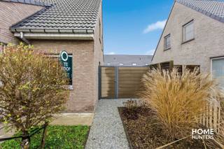 In het rustige Smeyershof te Harelbeke, op het einde van een doodlopende straat, bevindt zich deze prachtige halfopen bebouwing uit 2016. De woning combineert hedendaags comfort met een energiezuinig karakter en een aangename woonomgeving.<br /><br />Bij het binnenkomen treft u een inkomhal met gastentoilet en lavabo, evenals ruimte voor vestiaire. De lichtrijke woonkamer met inbouwgashaard sluit naadloos aan op de open, volledig ingerichte keuken met kwalitatieve Bauknecht-toestellen. Aansluitend bevindt zich de ruime garage met automatische sectionaalpoort en extra bergruimte onder de trap.<br /><br />Op de eerste verdieping is er een nachthal, drie volwaardige slaapkamers en een ruime badkamer uitgerust met inloopdouche, ligbad, lavabomeubel en toilet. Daarnaast beschikt de woning over een zolder, waar het ventilatiesysteem is ondergebracht.<br /><br />Buiten geniet u van een prachtig aangelegde tuin met terras en tuinhuis, ideaal om in alle rust te ontspannen.<br /><br />De woning is uiterst energiezuinig en voorzien van tal van extra’s, waaronder zonnepanelen en een regenwaterput van 7.000 liter.<br /><br />Een instapklare woning op een rustige ligging, ideaal voor wie comfortabel en duurzaam wil wonen.