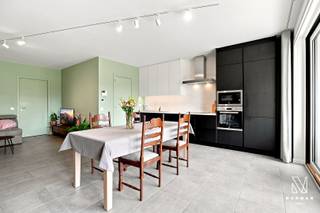 Instapklaar recent gelijkvloers appartement met 1 slaapkamer, tuin en ondergrondse staanplaats te koop in Harelbeke. Het appartement is volledig opgeschilderd.<br /><br />Bij het betreden van het appartement kom je in de inkomhal. Van hieruit bereik je de lichtrijke en ruime leefruimte, die dankzij de grote raampartijen een prachtig zicht biedt op het terras en de tuin. Aansluitend bevindt zich de open, volledig uitgeruste keuken, voorzien van alle nodige toestellen.<br /><br />Naast de keuken is er een ruime berging met aansluiting en plaats voor een wasmachine en droogkast. Verder beschikt het appartement over een badkamer met douche en lavabo, evenals een apart gastentoilet.<br /><br />De ruime slaapkamer is voorzien van ingemaakte kasten, wat zorgt voor extra opbergruimte en comfort.<br /><br />Buiten geniet je van een gezellig terras en een aangename privétuin, ideaal om in alle rust te ontspannen. Daarnaast is er nog een handige buitenberging aanwezig.<br /><br />Als extra troeven beschikt dit appartement over een ondergrondse staanplaats en een privatieve kelderberging.<br /><br />Voor meer info of een bezoek contacteer Amber op 0470 11 17 12