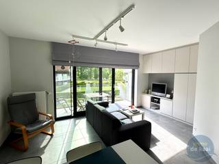 Knap appartement gelegen in Residentie Waterfront. Topligging in het gebouw met een prachtig open zicht op de mooi aangelegde tuin. <br />Gezellige, heel lichtrijke woonkamer met een ruim terras aan de kant van de tuin. Woonkamer voorzien van praktische ingebouwde kasten. <br />Keukenwand met alle nodige toestellen. Badkamer met lavabo en douche. Afzonderlijk toilet en berging met aansluiting voor wasmachine. <br />Achteraan het appartement zijn 2 slaapkamers, beiden ingericht met een ingebouwde kast. In de grote kamer is een dubbel bed met een kastenwand. <br />In de kleine slaapkamer is een opklapstapelbed. Kelderberging in het gebouw. Parking bij voorkeur bij te huren. aan 75€.