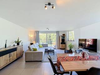 Appartement sur le quai d'Ypres avec une vue magnifique. Il dispose de 2 terrasses, de 2 chambres et d'un parking souterrain. <br /><br />L'appartement se compose de :<br /><br />Étage +1 : <br />- Entrée avec toilettes séparées <br />- Salon lumineux avec cuisine ouverte avec réfrigérateur, four, cuisinière, hotte, évier, lave-vaisselle et placards intégrés <br />- 2 chambres <br />- Salle de bain avec douche à l'italienne, double vasque avec placards et raccordement pour la machine à laver - rangements <br />- Double terrasse<br /><br />Étage -1 : parking souterrain et rangement au sous-sol. <br /><br />=> Gratuit à partir du 1er juin 2024. <br />=> Appartement économe en énergie.
