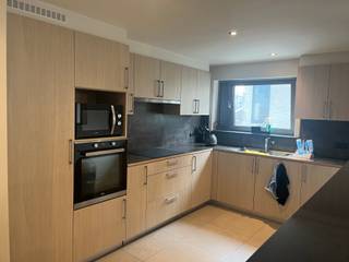 In de charmante Balsamierenstraat te Gent bevindt zich dit instapklare appartement dat comfort, ruimte en een uitstekende ligging...