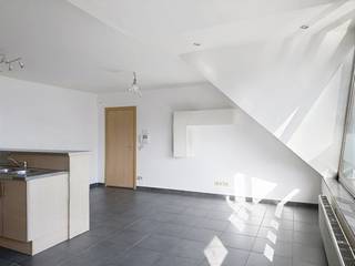 Perfect voor wie centraal en comfortabel wil wonen!<br /><br />✨ <strong>Wat mag je verwachten?</strong><br /><br />🏠 Ruime <strong>leefruimte </strong><strong><span>met</span></strong><strong> open keuken</strong><br />🛏️ <strong>1 slaapkamer</strong><br />🛁 <strong><span>Badkamer</span></strong><strong> </strong><strong><span>met</span></strong><strong> ligbad</strong><br />🚽 <strong><span>Afzonderlijk</span></strong><strong> toilet</strong><br />📦 <strong><span>Handige</span></strong><strong> berging</strong><br />⬆️ Gelegen op de <strong>2de verdieping</strong><strong> </strong><br />🛒🚆 <strong>Winkels &amp; openbaar vervoer</strong> op wandelafstand<br />🔥 <strong>Centrale verwarming op aardgas</strong><br /><br />💶<strong>Voorschot g</strong><strong>emeenschappelijke kosten:</strong> €15/maand