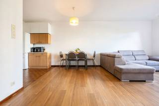 Dit appartement van ±58 m² (EPB) is ideaal gelegen in Sint-Lambrechts-Woluwe, in het hart van de zeer gewilde wijk Roodebeek, op een steenworp afstand van het park, de kerk, het openbaar vervoer en alle voorzieningen, en geniet daarmee van een toplocatie. Het appartement bevindt zich op de 2e verdieping van een goed onderhouden flatgebouw uit 1980 en vormt een uitstekende kans, zowel als investering als voor eigen bewoning.<br /><br />Het beschikt over een ruime woonkamer van ±27 m² met open keuken die toegang biedt tot een terras van ±4 m², een aparte slaapruimte van ±13 m², een badkamer met wasruimte, een inkomhal met garderobe en een apart toilet. Een kelderruimte maakt het geheel compleet, terwijl een parkeerplaats tegen een meerprijs van 25.000 € wordt aangeboden.<br /><br />Het uitstekende EPC-label C+, dat nu al voldoet aan de energiedoelstellingen die het Brussels Gewest voor 2048 heeft vastgesteld, is een echte troef. Deze prestatie wordt met name ondersteund door een efficiënte collectieve verwarmingsinstallatie, uitgerust met gascondensatieketels (2013 en 2015), een warmtekrachtkoppelingssysteem en zonnepanelen die de gemeenschappelijke ruimtes van stroom voorzien. De elektriciteitsinstallatie voldoet aan de voorschriften en het appartement verkeert in uitstekende staat.<br /><br />Momenteel verhuurd voor 730 €/maand (+120 € aan servicekosten) tot maart 2027. 160 €/maand aan provisie voor servicekosten (gemeenschappelijke ruimtes, verwarming, warm en koud water).<br /><br />
<p><strong>Indeling</strong></p>
<ul>
<li>Appartement van ±58 m²</li>
<li>Entreehal met garderobe</li>
<li>Aparte toiletruimte</li>
<li>Ruime woonkamer van ±27 m² met open keuken</li>
<li>Slaapkamer / aparte slaapruimte van ±13 m²</li>
<li>Badkamer van ±4,5 m² met ruimte voor een wasmachine</li>
<li>Terras van ±4 m², toegankelijk vanuit de woonkamer</li>
<li>Kelder van ±3 m²</li>
<li>Parkeerplaats tegen meerprijs: <b>25.000 €</b></li>
</ul>
<p><b>Voorzieningen, vereniging van eigenaren & lasten</b></p>
<ul>
<li><b>EPB C+</b>, regionale energiedoelstelling 2048 behaald</li>
<li>Elektriciteit conform</li>
<li>Houten kozijnen met originele dubbele beglazing</li>
<li>Appartement in uitstekende staat – keuken en badkamer moeten worden gemoderniseerd</li>
<li>Gebouw uit 1980</li>
<li>Efficiënte collectieve verwarmingsinstallatie:</li>
<ul>
<li>gascondensatieketels (2013 en 2015)</li>
<li>warmtekrachtkoppeling</li>
<li>zonnepanelen die de gemeenschappelijke ruimtes van stroom voorzien</li>
</ul>
<li>Fietsenstalling</li>
<li>Afvalruimte</li>
<li>Voorziening voor servicekosten: ±160 €/maand inclusief gemeenschappelijke ruimtes, verwarming, warm water en koud water</li>
<li>Reservefonds: ±107 €/maand</li>
</ul>
<p><b>Informatie over de verhuur</b></p>
<ul>
<li>Appartement is momenteel verhuurd</li>
<li>Huurprijs: <b>730 €/maand</b></li>
<li>Voorziening voor servicekosten: <b>120 €/maand</b></li>
<li>Huurcontract loopt tot <b>maart 2027</b></li>
</ul>
<p><strong>Ligging</strong></p>
<ul>
<li>Sint-Lambrechts-Woluwe</li>
<li>Zeer gewilde wijk Roodebeek</li>
<li>Op een steenworp afstand van het park en de kerk van Roodebeek</li>
<li>Direct in de buurt van het openbaar vervoer</li>
<li>Snelle toegang tot de hoofdwegen</li>
<li>Winkels, scholen en alle voorzieningen in de buurt</li>
</ul>