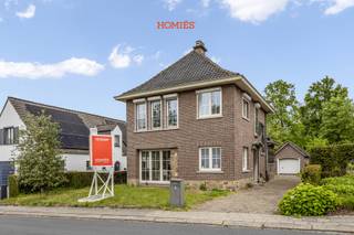 Met plezier stellen wij u deze instapklare gezinswoning voor in Heverlee, gelegen in de Raalbeeklaan, een gezellige doodlopende straat op een uitstekende locatie vlak bij Leuven. Dankzij de gunstige ligging geniet u van een vlotte verbinding naar het stadscentrum en de omliggende invalswegen, terwijl ook het openbaar vervoer binnen handbereik ligt. De woning is gelegen op een perceel van 485 m² en biedt bijzonder veel ruimte en comfort, met onder meer een vrijstaande garage met elektrische poort, een kelder, een zolderruimte en twee volwaardige verdiepingen. Bij het binnenkomen wordt u verwelkomd in een zeer ruime en sierlijke inkomhal, die meteen het aangename ruimtegevoel van de woning benadrukt. Op het gelijkvloers bevindt zich een lichtrijke en royale woonkamer met raampartijen rondom, waardoor de leefruimte baadt in natuurlijk licht. Aansluitend vindt u de uitgeruste keuken met gezellig ziteiland en zicht op de tuin, afgewerkt met kwalitatieve materialen en voorzien van alle nodige toestellen. Verder beschikt het gelijkvloers over een aparte bureauruimte en een gastentoilet. Op de bovenverdieping bevinden zich drie volwaardige slaapkamers en een badkamer. Buiten geniet u van een aangename tuin met tal van mogelijkheden, ideaal voor wie houdt van rust, groen en privacy. Kortom: een stevige, karaktervolle en instapklare gezinswoning met garage en tuin, gelegen op een rustige toplocatie in Heverlee. Interesse? Contacteer ons via info@homies.be of bel 016 22 82 22.