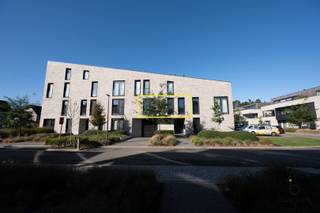 <p><span>STIJLVOL EN LICHTRIJK WONEN IN EEN SERENE GROENE SETTING MET EEN GEZELLIG TERRAS!</span></p><p><span>Zoekt u de perfecte balans tussen rust en een centrale ligging?</span><span> </span><span>Dit luxueuze appartement bevindt zich in de recente, felbegeerde residentie 'Amber Park' op Domein De Bos, op een boogscheut van het levendige centrum van Heist-op-den-Berg. De moderne architectuur van het gebouw blinkt uit in elegantie en is omgeven door prachtig aangelegd groen. Binnen zorgen de plafondhoge glaspartijen voor een spectaculaire lichtinval en een maximaal ruimtelijk gevoel, stijlvol gecombineerd met de warme sfeer van een kwalitatieve parketvloer. </span></p><p><span>De lift brengt u comfortabel naar de eerste verdieping. De inkomhal met gastentoilet verleent toegang tot twee volwaardige slaapkamers en een smaakvolle badkamer, uitgerust met zowel een ligbad als een ruime douche, een handdoekdroger en een modern lavabomeubel. De royale leefruimte vormt één mooi geheel met de open, volledig geïnstalleerde keuken. Dankzij de handige, aangrenzende berging/wasplaats blijft uw was en voorraad netjes uit het zicht. Het grote, dubbele schuifraam trekt de leefruimte door naar het gezellige terras, waar u in alle rust uitkijkt op de tuinen. </span></p><p><span>Dit instapklare pand is met een E-peil van amper E10 extreem toekomstgericht en energiezuinig, mede dankzij de aanwezige zonnepanelen en een geavanceerd ventilatiesysteem. De woning is bovendien uitgerust met een pre-installatie voor airconditioning en een slimme Bringme-box voor al uw pakketjes. Er is toegang tot een gemeenschappelijke fietsenruimte en een handige supermarkt bevindt zich net om de hoek. Een ondergrondse parkeerplaats (+25.000€) en een private kelderberging (+5.000€) dienen verplicht bij aangekocht te worden. </span></p><p><span>Dit project biedt tevens een unieke opportuniteit voor investeerders, aangezien er in totaal vier gelijkwaardige entiteiten worden aangeboden (twee duplex-penthouses en twee appartementen op de eerste verdieping) die momenteel allemaal stabiel en betrouwbaar zijn verhuurd. Dit garandeert u onmiddellijk een zorgeloos en bewezen rendement. </span></p><p><span>Ontdekt u dit vastgoedpareltje graag zelf? Neem vandaag nog contact met ons op voor meer informatie of een bezoek ter plaatse! </span></p>