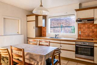 Deze eigendom is gelegen op een toplocatie, vlak aan de dijk van de Schelde, ideaal voor natuurliefhebbers, wandelaars en fietsers. De woning is ingedeeld als volgt: inkomhal, woonkamer, keuken met zicht op de Zuidoost georiënteerde tuin, slaapkamer, badkamer voorzien van een ligbad en toilet, ruime bergruimte en garage (42m²). Deze woning biedt tal van mogelijkheden om jouw droomwoning te creëren op een mooie locatie. Voor meer info of een bezoek bel gerust het nummer: 03/283.84.84 of mail naar gert@ax-quality.be Gvg/Wg/Gmo/Vkr/Gvv EPC 610 KWh/m² (Energielabel F) UC 2959949. P score: B, G score: A