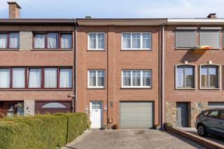 Solide bel-etagewoning van 1968 met een totale bruikbare oppervlakte van 174m, gebouwd op een perceel van 1a95ca in een rustige wijk met achteraan zicht op de velden. Op de gelijkvloerse verdieping vindt u de inkomhal met aparte wc, een garage voor 1 wagen + 2 staanplaatsen voor het huis, stookplaats, badkamer en 2 opbergruimtes. Op de eerste verdieping vindt u de leefruimte (29m²) met rechtstreekse toegang tot een veranda en de tuin en een ingerichte keuken. De tweede verdieping bestaat uit 2 slaapkamers (17m² en 11m²) en een badkamer met ligbad, wc en 1 lavabo. Er is vaste trap naar een grote zolderkamer (29m²) die mogelijks nog kan opgesplitst worden in 2 slaapkamers. Er is overal dubbele beglazing (PVC) en de woning verwarmd met een condenserende gasketel. Uitstekende EPC-score B!