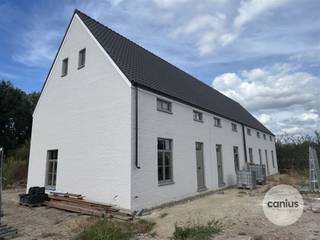 <p><span>NIEUWBOUWWONING MET 3 SLKS OP HET BEGIJNHOF</span></p><p><span>Aan de stadsrand van Sint-Truiden treffen wij op het Begijnhof vier unieke nieuwbouwwoningen aan. De locatie kunnen wij omschrijven als een uiterst rustige locatie met een rijke geschiedenis. Wij bevinden ons op wandelafstand van domein 't Speelhof, het stadspark, het bruisende stadscentrum van Sint-Truiden, diverse supermarkten, ... Ook openbaar vervoer en de belangrijke invalswegen richting Hasselt, Tienen en Gingelom bevinden zich nabij deze woningen.</span></p><p><span> </span></p><p><span>HISTORISCH KARAKTER MET DE LUXE VAN VANDAAG</span></p><p><span>Iedere woning beschikt over drie slaapkamers en zal hoogwaardig afgewerkt worden. Dit met oog voor duurzaamheid &amp; respect voor de historische omgeving. Zo kunnen toekomstige eigenaars genieten van zonnepanelen, vloerverwarming, regenwaterrecuperatie, … Dit alles zorgt ervoor dat men gedurende vijf jaar kan genieten van 50% vrijstelling op het kadastraal inkomen.</span></p><p><span> </span></p><p><span>GENIET VAN 6% BTW, nu ook voor INVESTEERDERS</span></p><p><span>Mogelijkheid tot aankoop aan het verlaagde btw-tarief van 6% in plaats van 21% btw. </span></p><p><span>Voorwaarden:  </span></p><p><span> </span></p><p><span>Eigen bewoning:</span></p><p><span>* Je koopt de woning persoonlijk aan, niet via een vennootschap</span></p><p><span>* Dit wordt je enige eigen woonst gedurende minstens 5 jaar.</span></p><p><span>* De bewoonbare oppervlakte bedraagt maximaal 175m²</span></p><p><span> </span></p><p><span>Investeerders: Ook investeerders genieten van 6% btw bij de aankoop van een onroerend goed als men deze langdurig (minstens 15 jaar) verhuurd aan particulieren. </span></p><p><span><br /></span><span>WONEN IN EEN UNIEKE SETTING WAAR VERLEDEN &amp; TOEKOMST ELKAAR ONTMOETEN</span><span><br />Nieuwsgierig naar dit knap nieuwbouwproject? Maak snel een afspraak of vraag maar informatie aan bij één van de medewerkers van Canius Real Estate. U kan ons bereiken op het nummer 011 74 12 36 of <span>info@canius.be</span></span><span>.</span></p><p><span> </span></p><p><span>*Deze gegevens zijn louter ter informatieve titel. De vermelde oppervlaktes zijn slechts indicatie. Canius Real Estate kan niet verantwoordelijk gesteld worden voor de juistheid van de aan haar verstrekte gegevens.</span></p><p><span> </span></p>